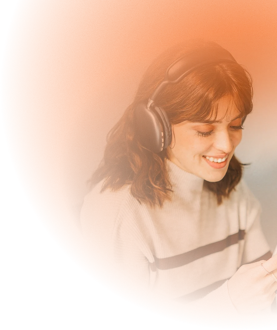Une femme au casque audio écoute l'enregistrement de son histoire